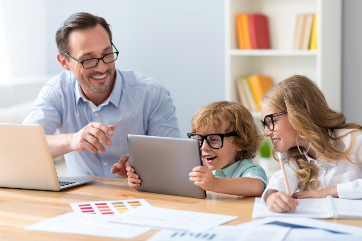 It,Is,Amazing.,Smiling,Man,And,Lovely,Children,With,Glasses