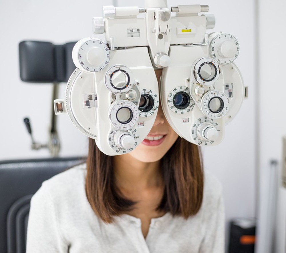 Patient goes through a comprehensive eye exam in West Des Moines